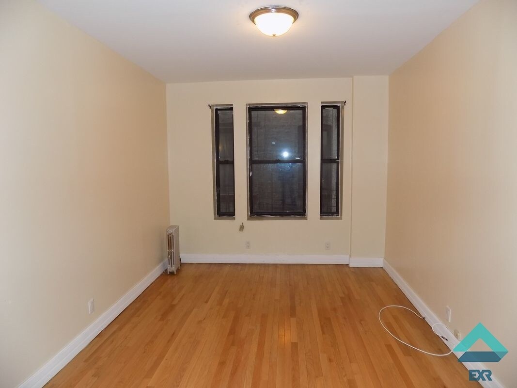 Primary Photo - 2330 Newtown Ave