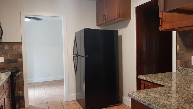 Foto del edificio - Charming 3/1 on large corner lot.