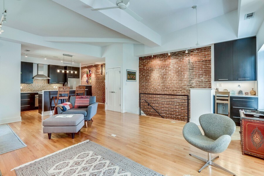 Primary Photo - Stunning Sun-Drenched Penthouse in Perfect...