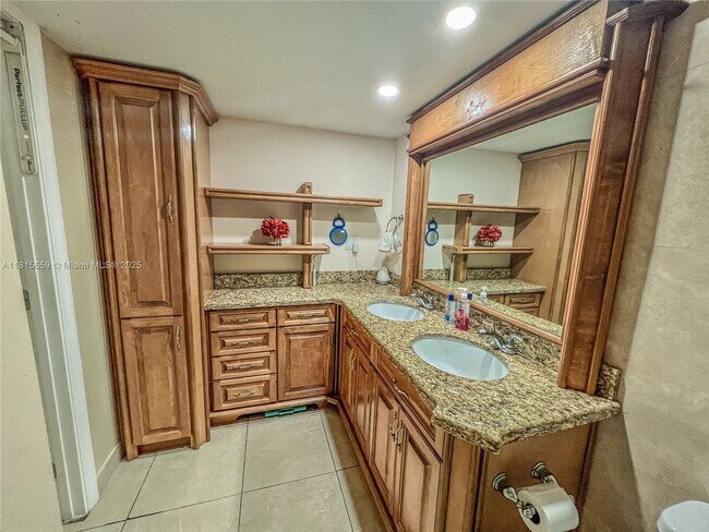 Building Photo - 3301 N Country Club Dr