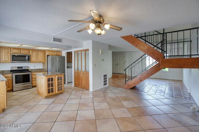 Building Photo - 1605 E Dunbar Dr