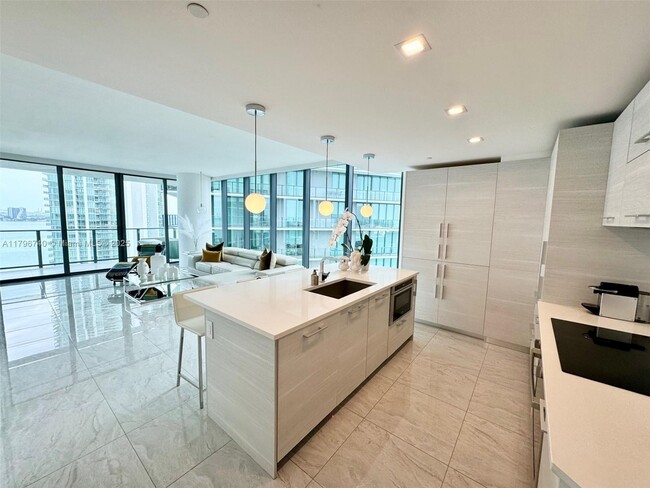 Foto del edificio - 650 NE 32nd St