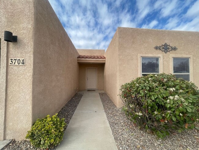Building Photo - Charming 3 bedroom/2 bathroom Home located...