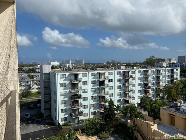 Building Photo - 1470 NE 125th Terrace