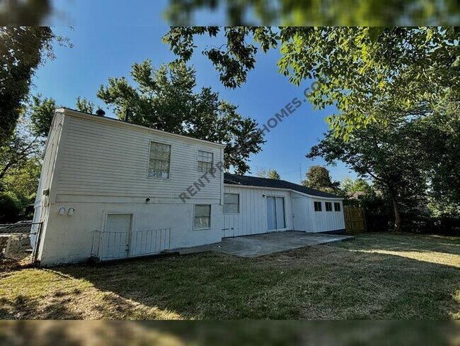 Building Photo - 10 Fairbrook Dr