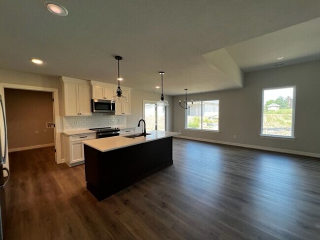 Building Photo - NEW 3 Bedroom home Month 2 Month lease