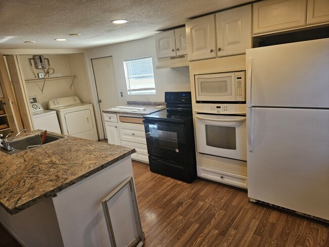 Building Photo - 13530 SW 7th Pl