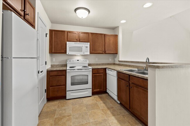 Cocina amplia con alacena - Ponds of Pewaukee Associates LLC