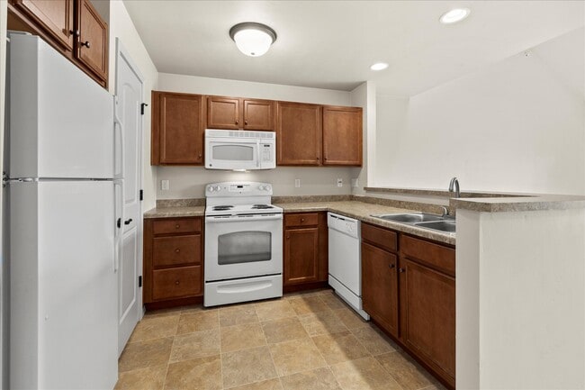 Spacious Kitchen with Pantry - Ponds of Pewaukee Associates LLC
