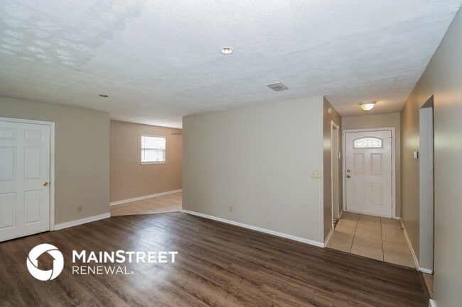 Building Photo - 7037 Red Robin Dr