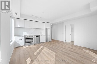 Building Photo - 101-1101 Roehampton Ave