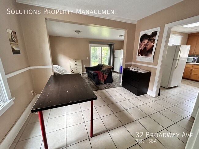 Photo du bâtiment - **Rooms Available Less Than 1 Block From Campus**