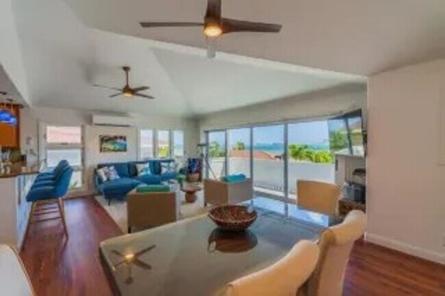 Building Photo - Stunning views of Kbay, steps to water