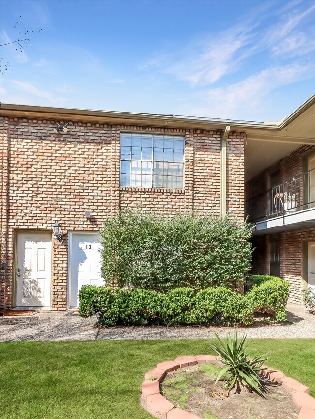 Building Photo - 6401 Skyline Dr