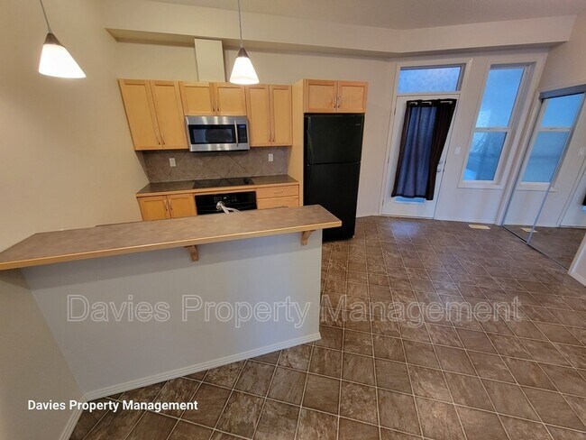 Photo du bâtiment - 4831-104A 104a St NW