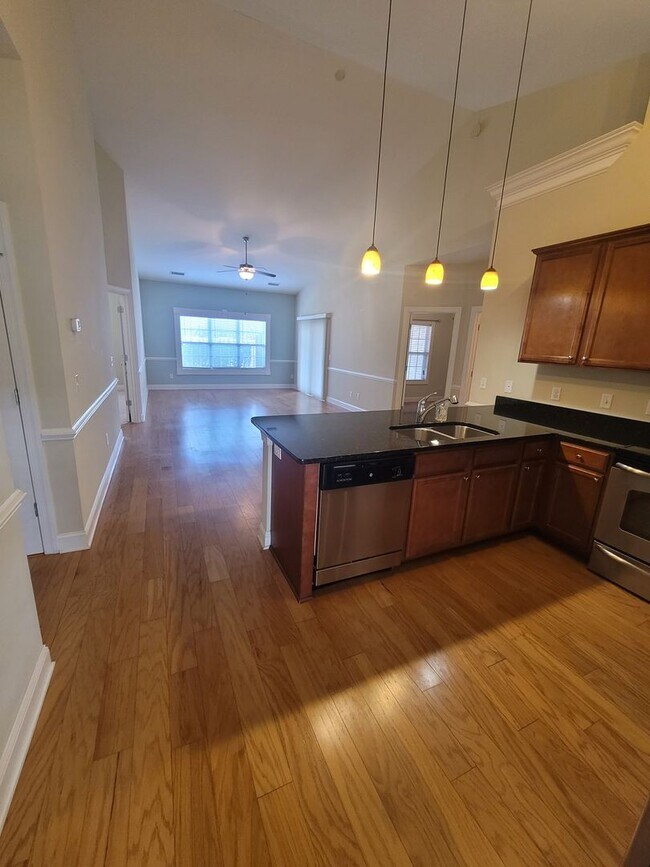 Foto del edificio - This 3 bedroom 2.5 bath brick townhouse with one car garage is located in Westgate Shoreline subd...