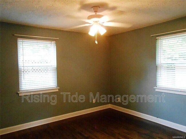 Foto del edificio - 3704 Honeysuckle Rd