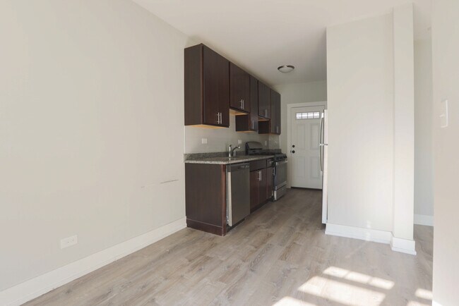 Building Photo - 627 W Cornelia Ave