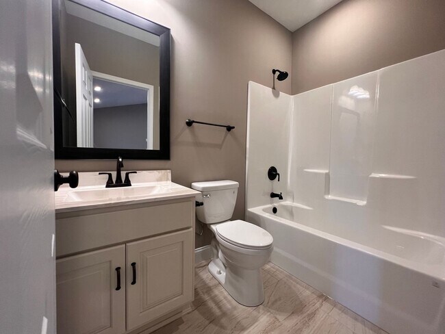 Foto del edificio - New condo 2 bedroom, 2 bath, 2 car garage