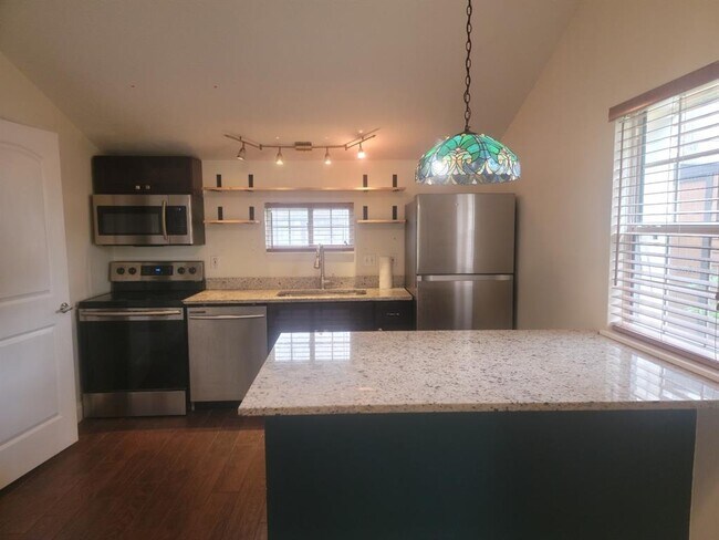 Foto del edificio - 1313 Canton St