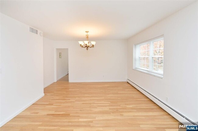 Foto del edificio - 20-30-30 Ridge Rd