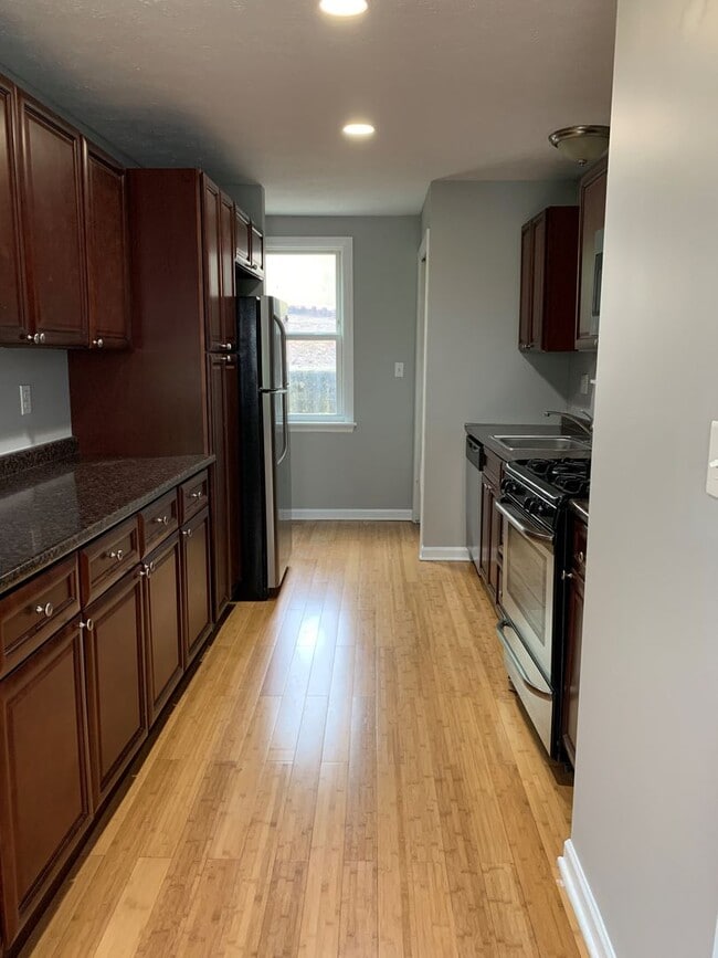 Building Photo - 3 Bedroom House in Southside Slopes with Off Street Parking Spot