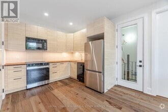 Building Photo - 527 Vyner Crescent