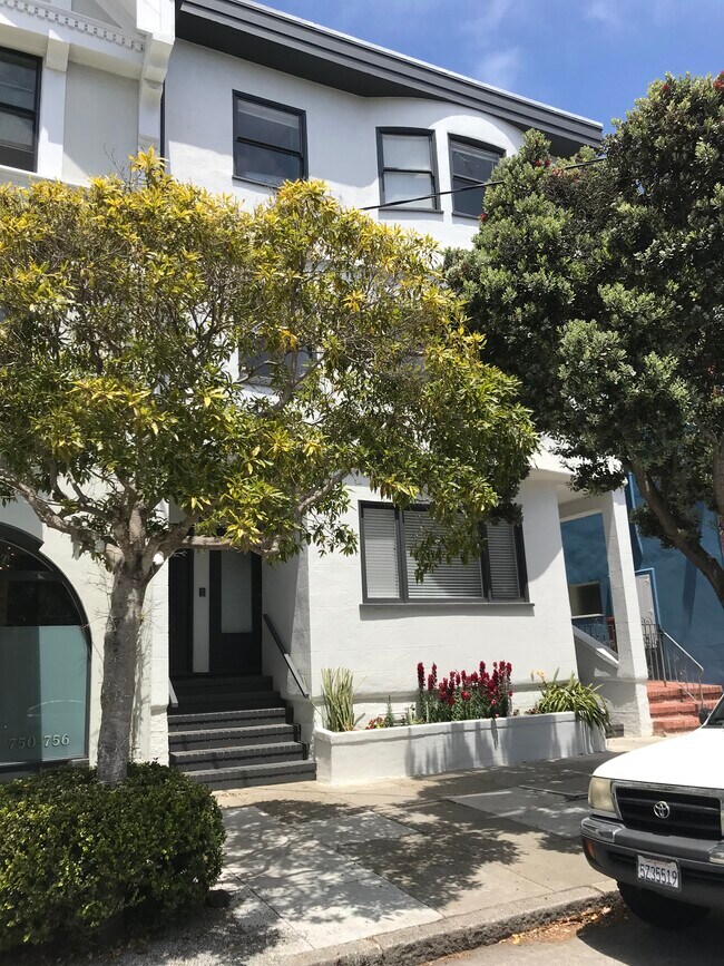 Foto del edificio - 744 Lake St
