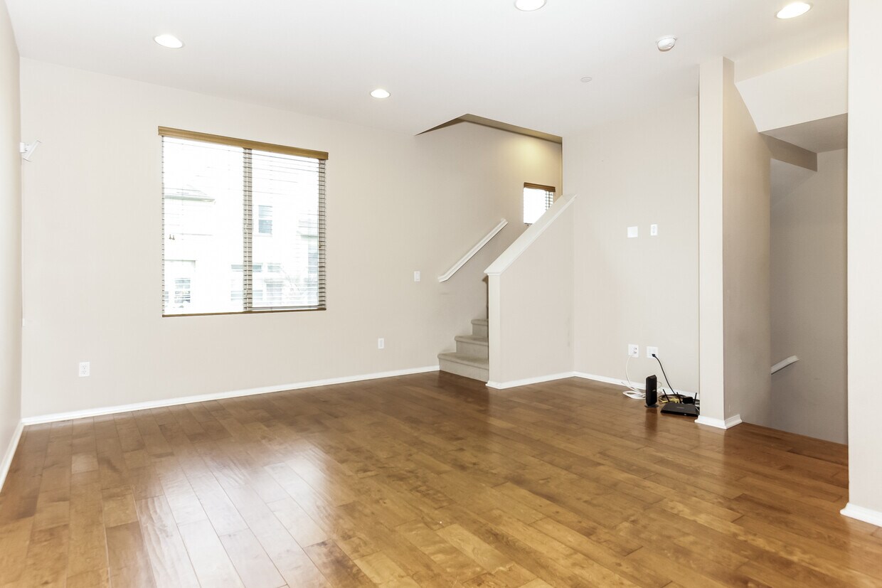 Primary Photo - 12822 Manhattan Ct