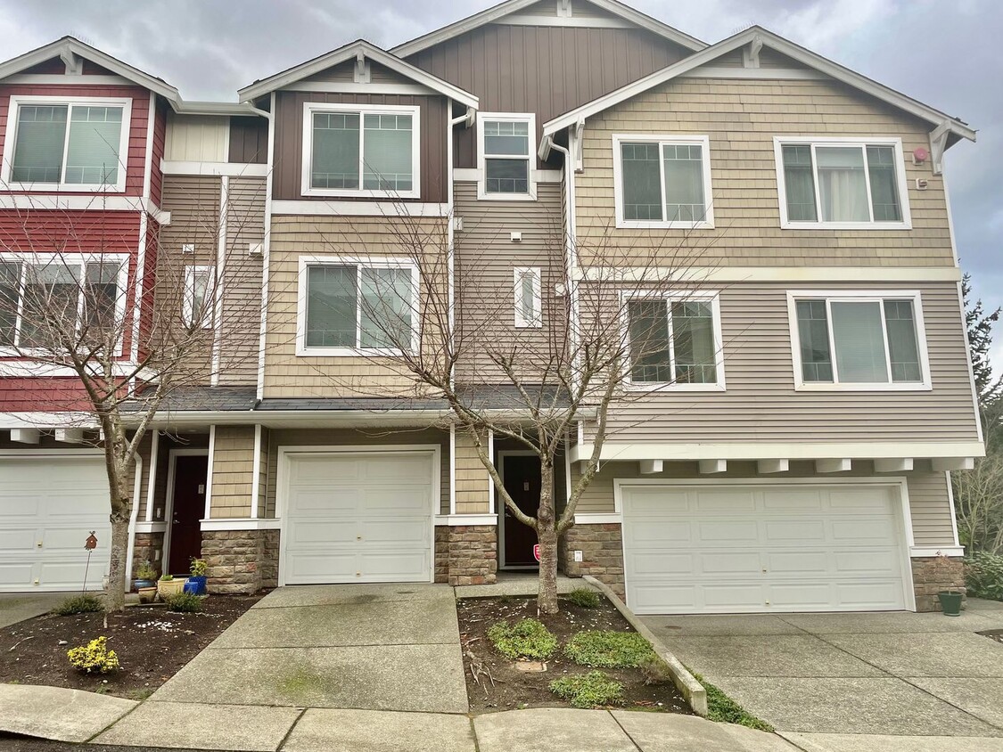 Foto principal - 2 Bed 2.5 Bath Lynnwood Townhouse $2595/mo.