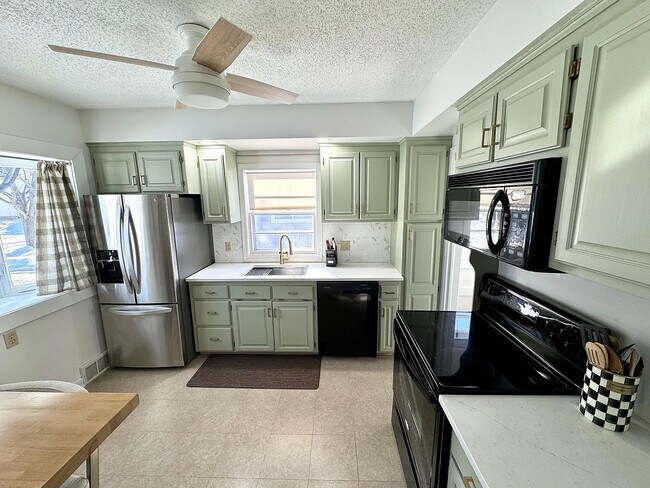 Foto del edificio - 4147 Yates Ave N