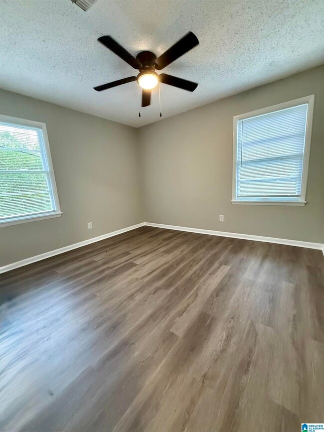 Foto del edificio - 205 Lake Dr Cir NE