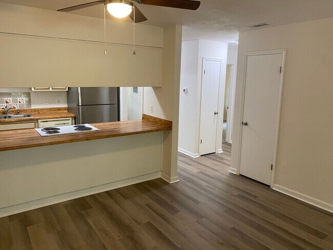 Foto del edificio - Recently Remodeled 2 Bedroom 1 Bathroom Du...