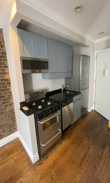Foto del edificio - 422 E 9th St