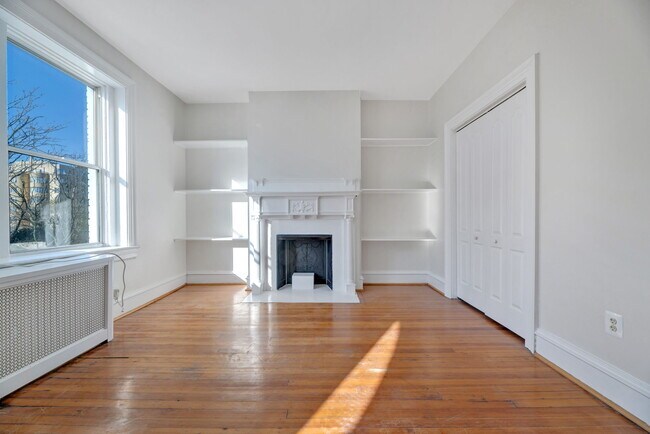 Building Photo - 1519 Park Rd NW