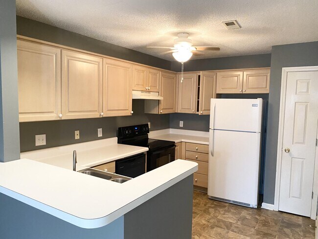 Building Photo - 114 Breezewood Dr