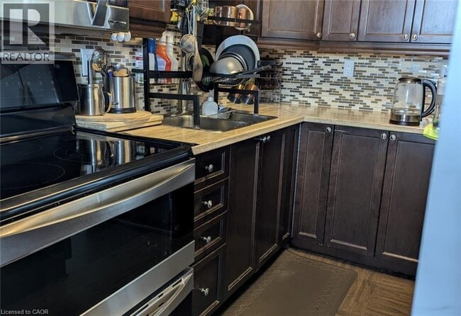 Building Photo - 2020 Jasmine Crescent