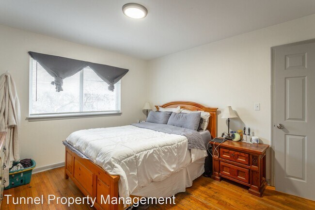 Building Photo - 3 br, 1.5 bath House - 2104 Milne St