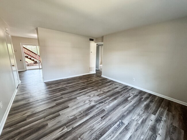 Building Photo - 1802 Kings Chapel Rd