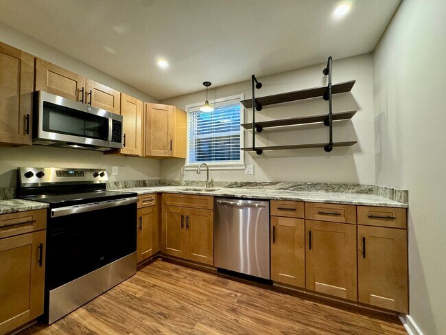 Building Photo - Beautifully Renovated Apartment Near VT and Downtown