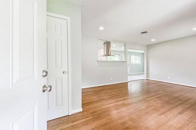 Foto del edificio - 9631 Bundy Ln
