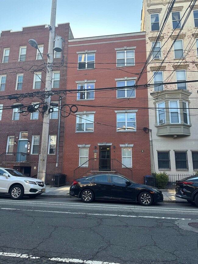 Building Photo - 226 Madison St