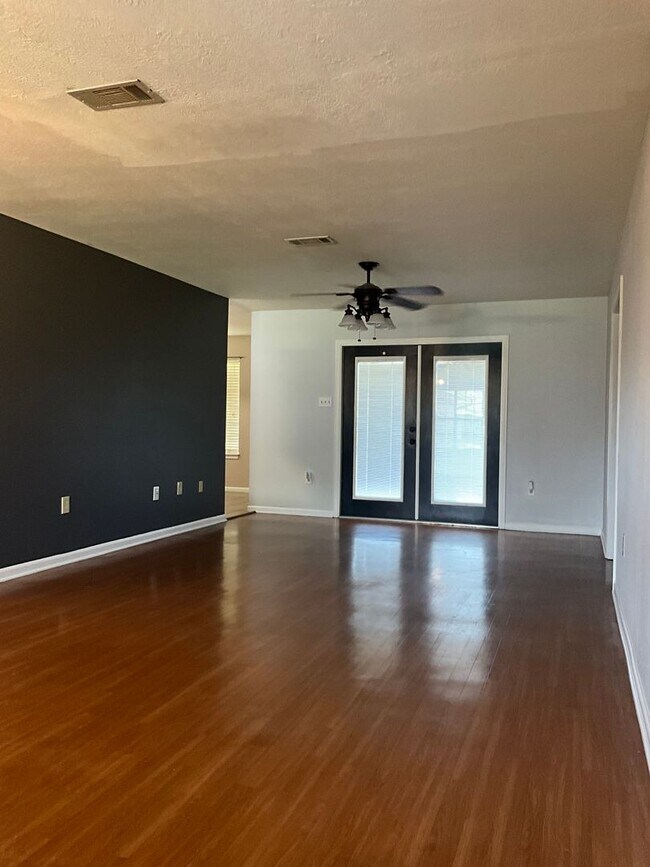 Building Photo - 2123 Hickory Drive
