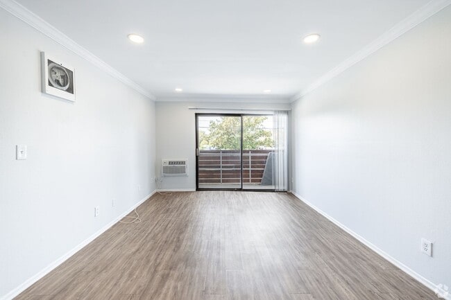 Interior Photo - 4444 Ensign Avenue
