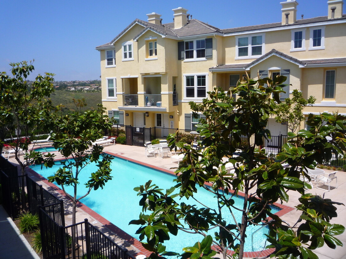 Foto principal - Great Deal for Spacious townhome in Otay R...