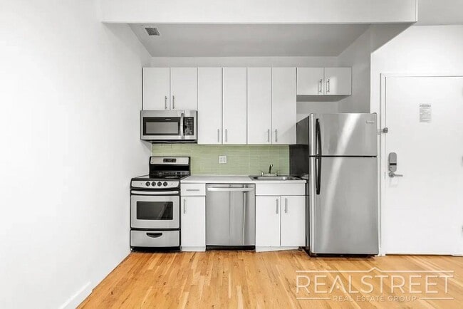 Foto del edificio - Modern 2-Bedroom Apartment with Private Balcony in Prime Bushwick