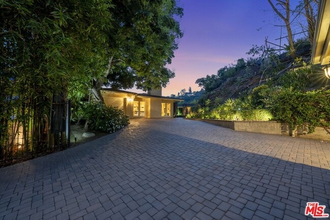 Foto del edificio - 1457 Claridge Dr