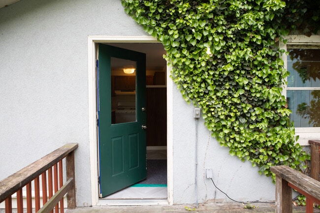 Building Photo - 202 Floral Ave