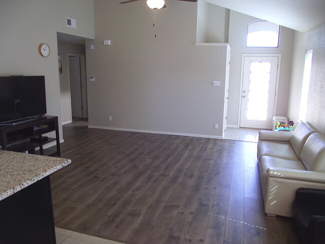 Building Photo - Northeast El Paso 3bed, 2 bath REFRIG A/C ...