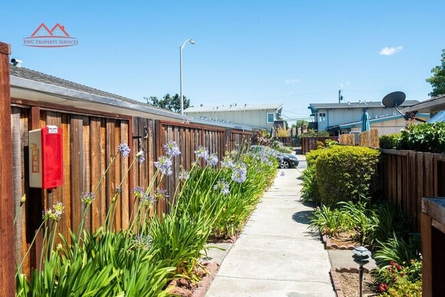Building Photo - 1824 El Parque Ct